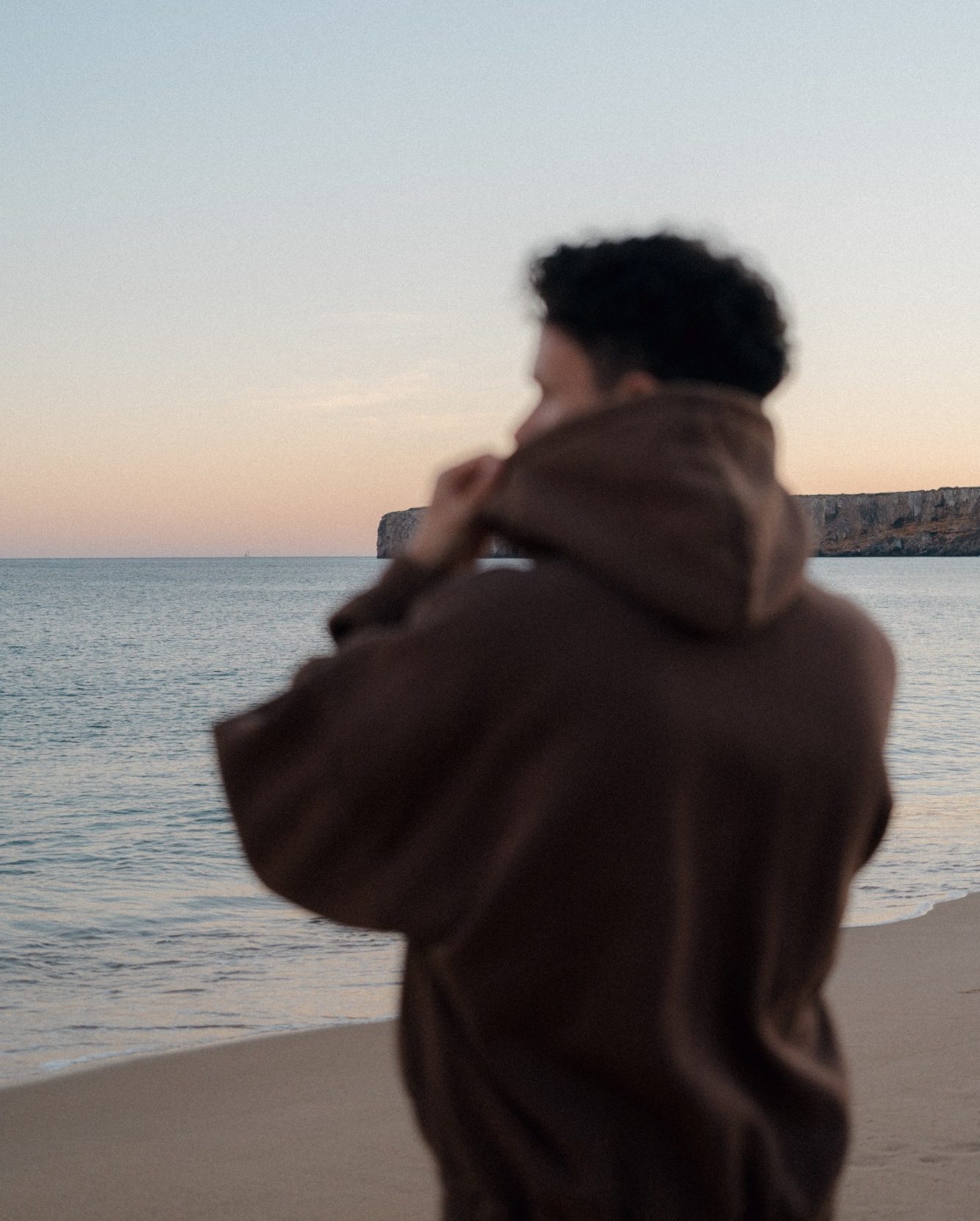 Tobias Heimann, Fotograf aus München, am Strand vor dem Meer bei Sonnenuntergang